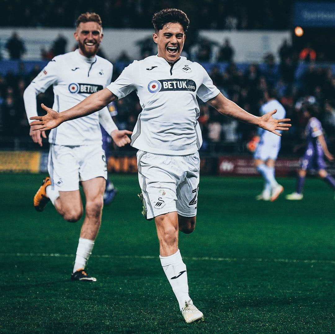 スウォンジー・シティAFCさんのインスタグラム写真 - (スウォンジー・シティAFCInstagram)「7️⃣ days... 3️⃣ wins... 9️⃣ points... THAT feeling 😆💪 ••• @daniel_james97 #DJ20 celebrates his goal against @stokecity.」4月10日 9時36分 - swansofficial