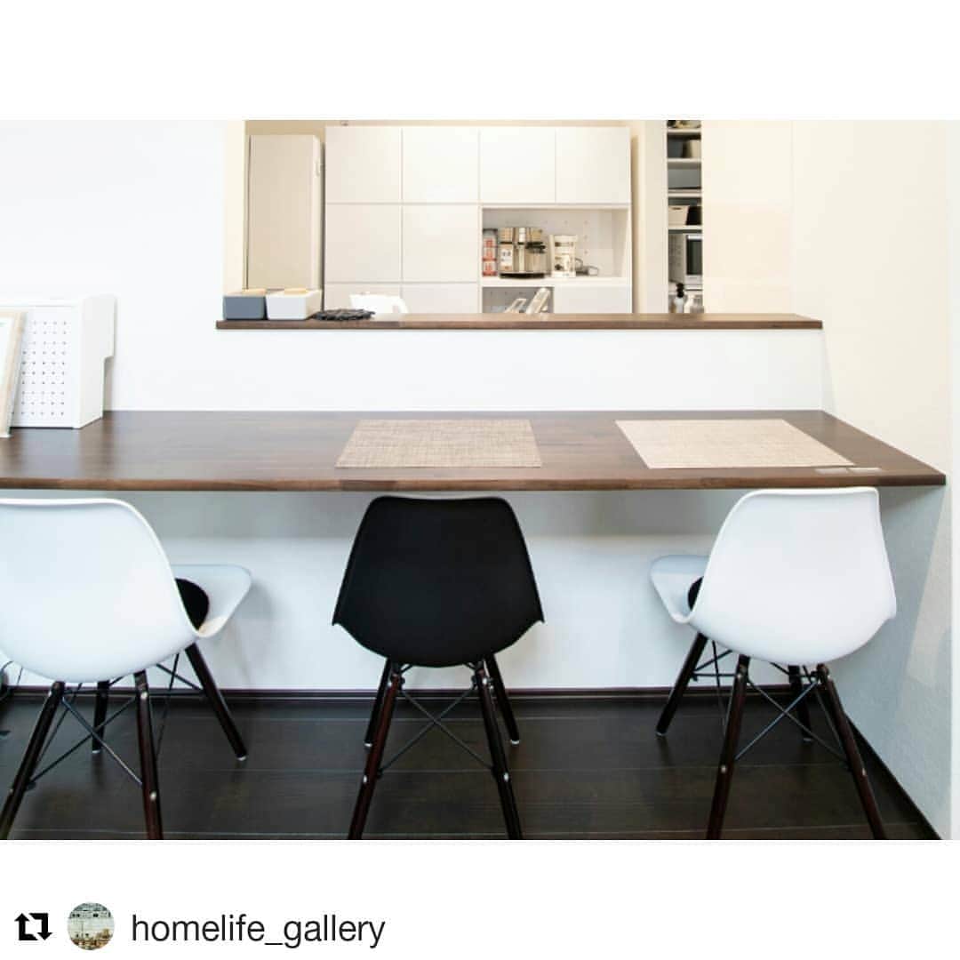 関西LIFE－homelife－さんのインスタグラム写真 - (関西LIFE－homelife－Instagram)「おうちでカフェ気分が味わえる くつろぎの空間が素敵です！ . #homelife_ . #Repost @homelife_gallery (@get_repost) ・・・ . 【おうちカフェ】 . モノトーンの椅子がオシャレなカフェのよう カウンターごしに会話も弾み家族が寛げる場所ですね . . ◆―――――――――――――――◆ ▷ more… @homelife_gallery ◆―――――――――――――――◆ . . #カウンター #キッチン #モノトーン #モダン #モダンナチュラル #カフェ風インテリア #おうちカフェ #心地よい #おしゃれな暮らし #おしゃれな家 #マイホーム計画 #マイホーム #福知山 #豊岡 #加東 #姫路 #注文住宅 #自由設計 #デザイン住宅 #family #house #home #homelife_京都 #homelife_大阪 #homelife_兵庫 #ホームライフ #ホームライフ100 #アーキホームライフ」4月10日 9時37分 - archihome_local