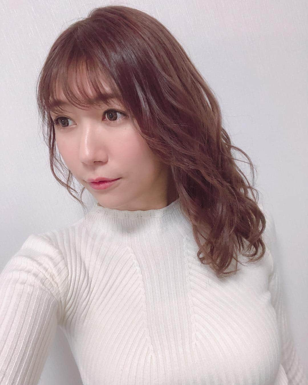 穂川果音さんのインスタグラム写真 - (穂川果音Instagram)「今日のヘアスタイルは、サイド寄せヘアです^_^ 久しぶりに、前髪有りバージョン！新鮮！！ #アベプラ #abematv  #weather #weatherforecast #気象予報士 #穂川果音 #instastyle #instahair  #ヘアアレンジ #ダウンスタイル  #hair #hairstyle #hairarrange #ほかのん #hairstyles #wavehair #hairstyling #おしゃれ #cosplay #巻き髪アレンジ #イヤリング #巻き髪 #サイド寄せヘア #」4月10日 9時35分 - hokawakanonn