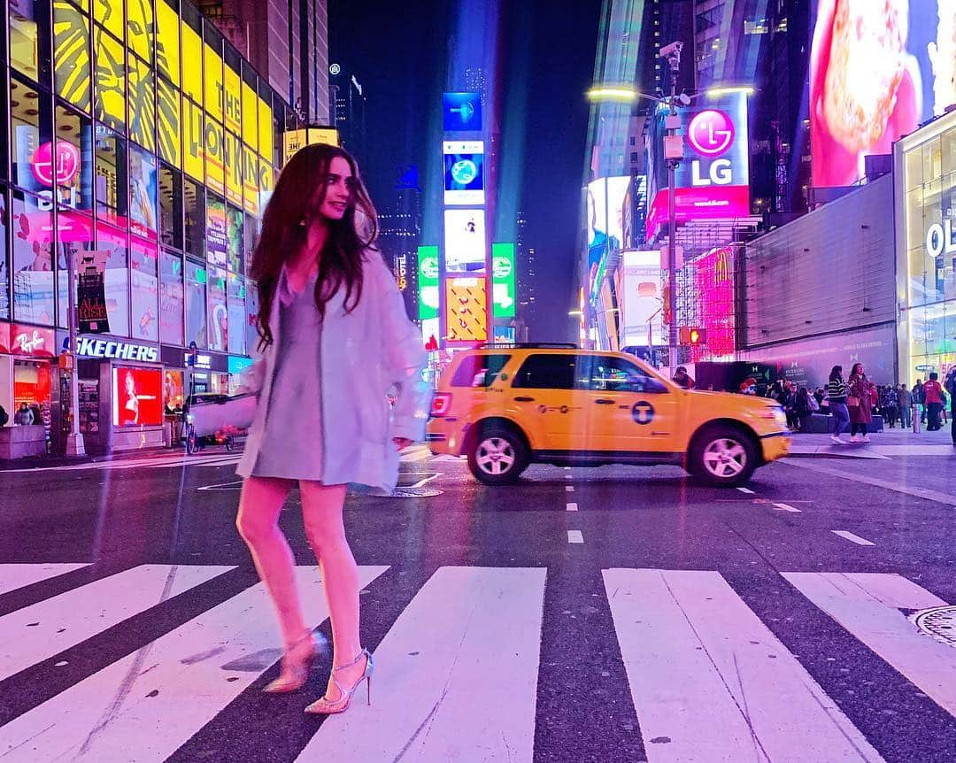 リリー・コリンズさんのインスタグラム写真 - (リリー・コリンズInstagram)「Living out all my 13 Going on 30 Times Square dreams last night…」4月10日 9時39分 - lilyjcollins