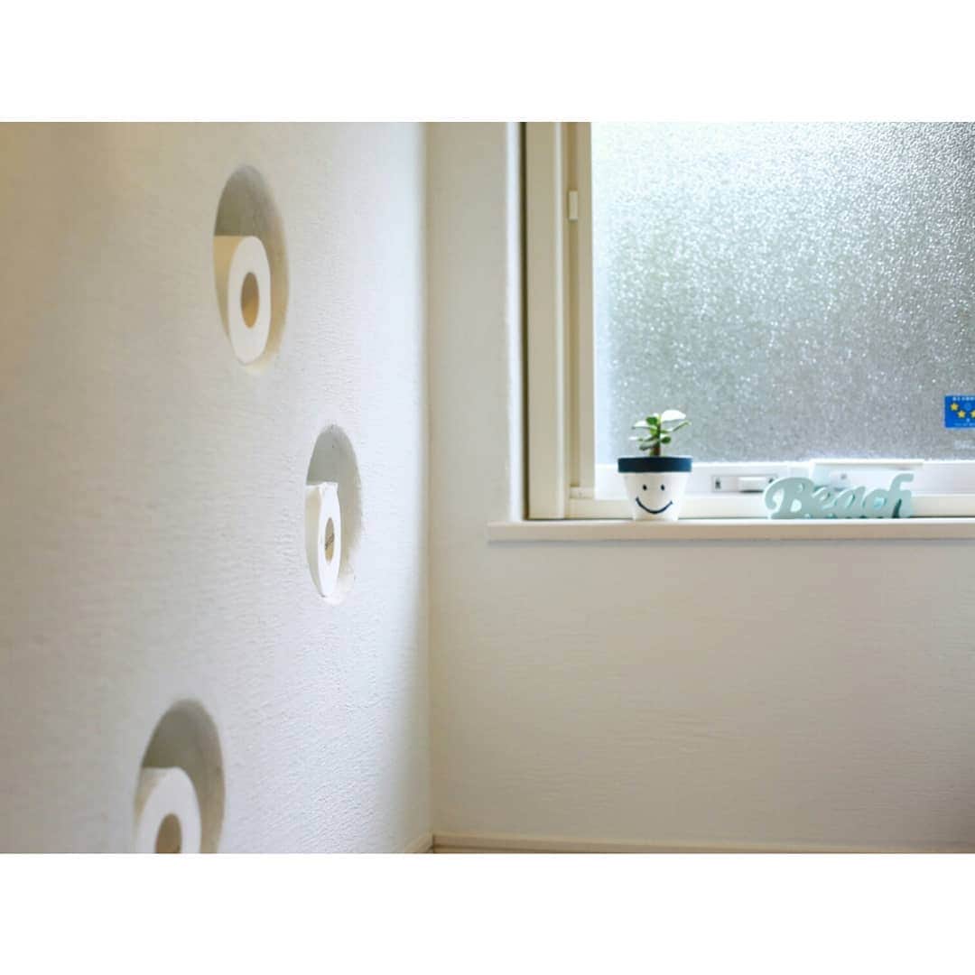 homelife 夢を叶える暮らし方のインスタグラム：「【かくれんぼ】 . トイレットペーパーが壁の中で かくれんぼしているようです ちょっとしたアイデアで 暮らしを楽しんでみませんか？ . . ◆―――――――――――――――◆ ▷ more… @homelife_gallery ◆―――――――――――――――◆ . . #トイレ #壁面収納 #収納アイデア #くつろぎの空間 #暮らしを楽しむ #こだわり #かくれんぼ #おしゃれな家 #マイホーム計画 #マイホーム #福知山 #豊岡 #加東 #姫路 #注文住宅 #自由設計 #デザイン住宅 #family #house #home #homelife_京都 #homelife_大阪 #homelife_兵庫 #ホームライフ #ホームライフ100 #アーキホームライフ」