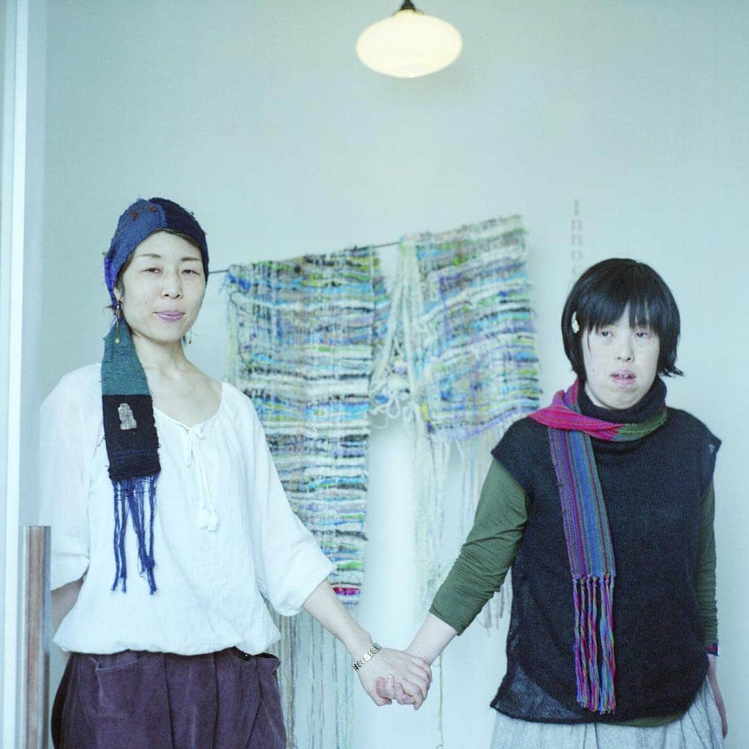ゆうゆさんのインスタグラム写真 - (ゆうゆInstagram)「.﻿ 2019.04.10﻿ ﻿ gᵒᵒᒄ  ᔿᵒʳᐢⁱᐢg *⿻｡* . ﻿ ﻿ ﻿ sakurako &  midorico﻿ ﻿ 素敵な響き、素敵な姉妹﻿ ﻿ ﻿ ﻿ 今回、midoricoさんのさをり織りの展示会に﻿ 少しでも参加出来てとても楽しかったです。﻿ ﻿ midoricoさんが紡いだストーリー﻿ ブラック・キャツ・ジジという名のストール﻿ しっかり私が受け継ぎました( ˘͈ ᵕ ˘͈ )﻿ ﻿ ﻿ *・゜・*:.。..。.:*・゜・*:.。. .。.:*・゜゜・**・゜・*:.。﻿ ﻿ ﻿ #2人の母のネーミングセンス素敵 #いつかやりたい﻿ #さをり織り﻿ #rolleiflex28f﻿ #ローライ会﻿ #ten_okinawa﻿」4月10日 9時41分 - _hikarinohako_