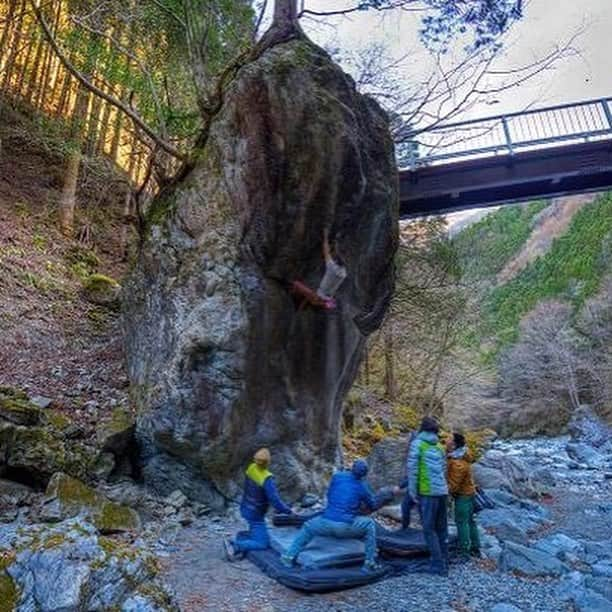 平山ユージさんのインスタグラム写真 - (平山ユージInstagram)「Short trip around Okutama. Looking for new area also climb some of new routes and new boulder with @sachiamma and all the crew. All the pics are special moments of last day of @chris_sharma Trip in Japan 🇯🇵 Hopefully he enjoyed and  coming back to Japan. クリスの短い日本の旅も最後となりました。最終日はサチやクリスそして仲間たちと新しいエリアで可能性を探ったり、登ったりした。この写真は全て旅最終日の特別な時間を写しています。 楽しんでもらえたかなー、日本にまた来て欲しいですね。 Photo @deloprojet  @thenorthfacejp  @beal.official  @blackdiamond  @climbskinspain  @tripledyno  @maechan82kgclimber  @boulderpark_basecamp  @climbparkbasecamp  @basecamptokyo」4月10日 9時49分 - yuji_hirayama_stonerider