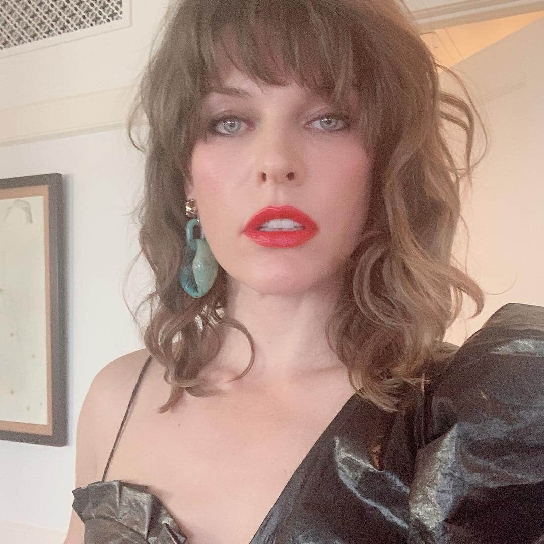 ミラ・ジョヴォヴィッチさんのインスタグラム写真 - (ミラ・ジョヴォヴィッチInstagram)「Getting ready for the premiere of @hellboymovie!! So happy with my look! Sorry for all the shameless selfies, but...😎 The dress by my girl @isabelmarant and my insanely rad coat by @claudemontanaofficiel designed by the super talented @byronesquevintage! Thanks @kryslelip for making this look a reality! Special thanks to my glam team:  Make up: @therealistdotti  Hair: @luke_chamberlain」4月10日 9時51分 - millajovovich