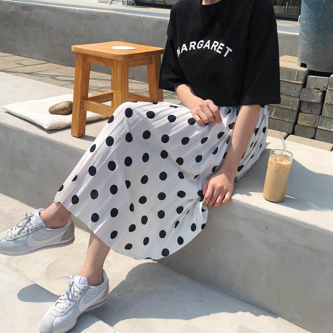 HOTPING公式アカウントさんのインスタグラム写真 - (HOTPING公式アカウントInstagram)「ドットのロングスカートで夏先まで爽やかおしゃれコーデ💙ロングだから気軽に切られちゃう🎶🎶 ー #ドットスカート#ドット柄#ロングスカート#プリーツスカート#韓国好きな人と繋がりたい」4月10日 9時56分 - hotping_japan