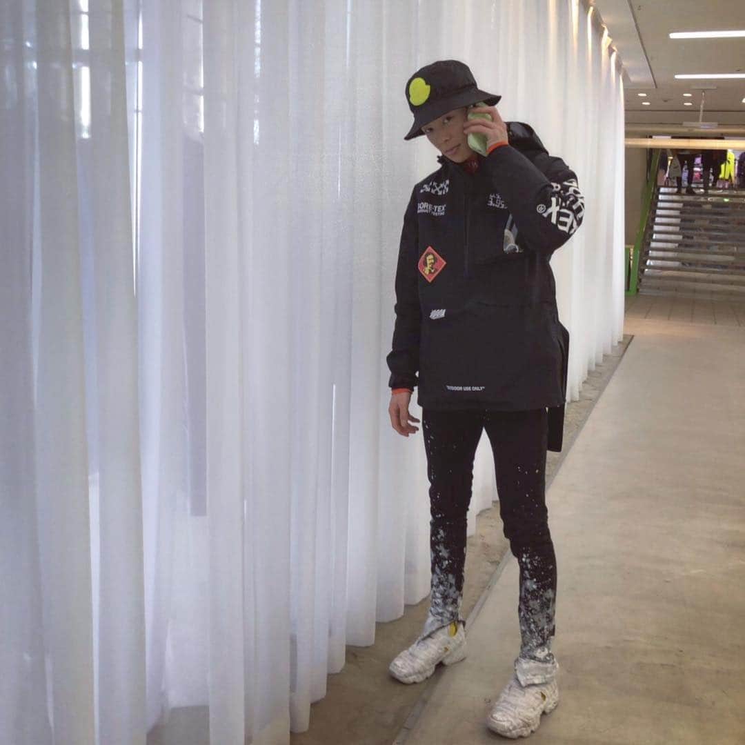 小林陵侑のインスタグラム：「📞 +81 #fearofgod #offwhite #電話 #vetements  #dhl #moncler #ryoyukobayashi #原宿 #お散歩」