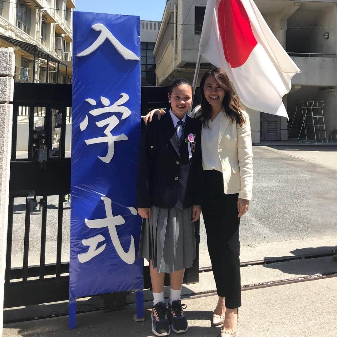 増山敬子さんのインスタグラム写真 - (増山敬子Instagram)「昨日はお天気にも恵まれ 娘さんが中学校を入学しました☺️ * おめでとう！ * 中学校生活を思いっきり楽しんでね！ ママより😌🌸 制服を着た娘さんが立派すぎて涙うるうるきちゃいました😭」4月10日 10時00分 - keikomasuyama