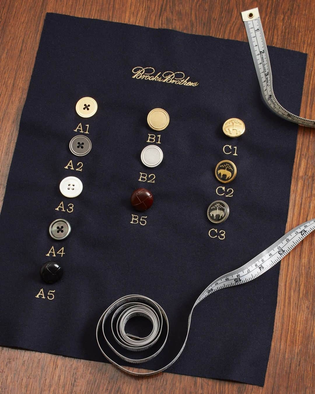 ブルックスブラザーズさんのインスタグラム写真 - (ブルックスブラザーズInstagram)「Buttoned up, your way. One of the simple joys of #MadeToMeasure is customizing the details. Which closure would you choose to button your jacket or blazer? #BeingBrooksy #BrooksyButtons #HaveItMade」4月10日 10時00分 - brooksbrothers