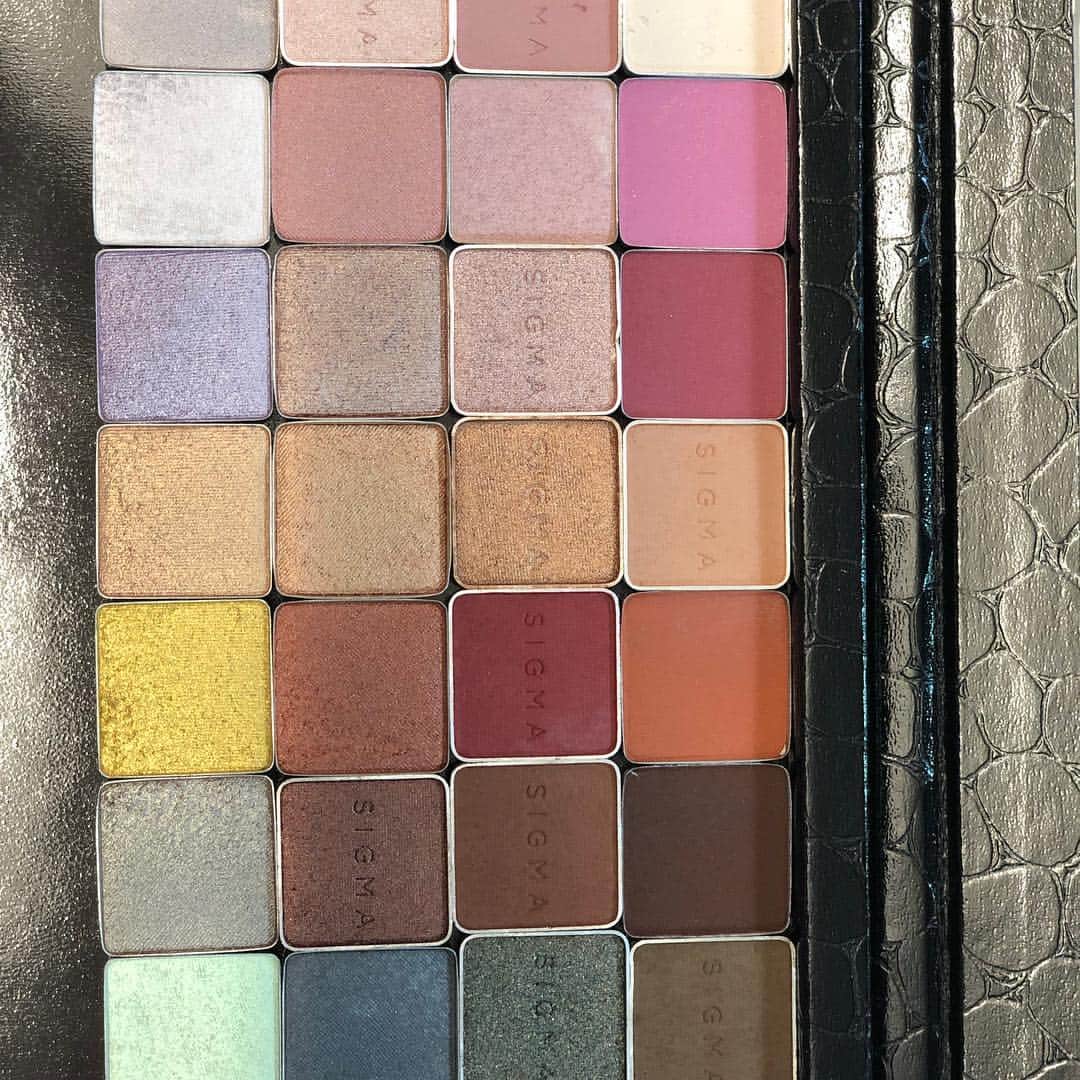 ボビー・ブラウンさんのインスタグラム写真 - (ボビー・ブラウンInstagram)「Been building,curating and playing with the kit I’m bringing to the @indiamakeupshow  so much fun and goodness at the tips  of my fingers. I will be doing a makeup prep story for all of you makeup artists on justbobbi.com and @bbportfolio Thanks to my Uber assistant @susanacanario who did most of the work. ❤️ @welovecoco @trinnylondon @trinnywoodall  @narsissist #moretocome @sigmabeauty #swipeleft」4月10日 10時00分 - justbobbidotcom