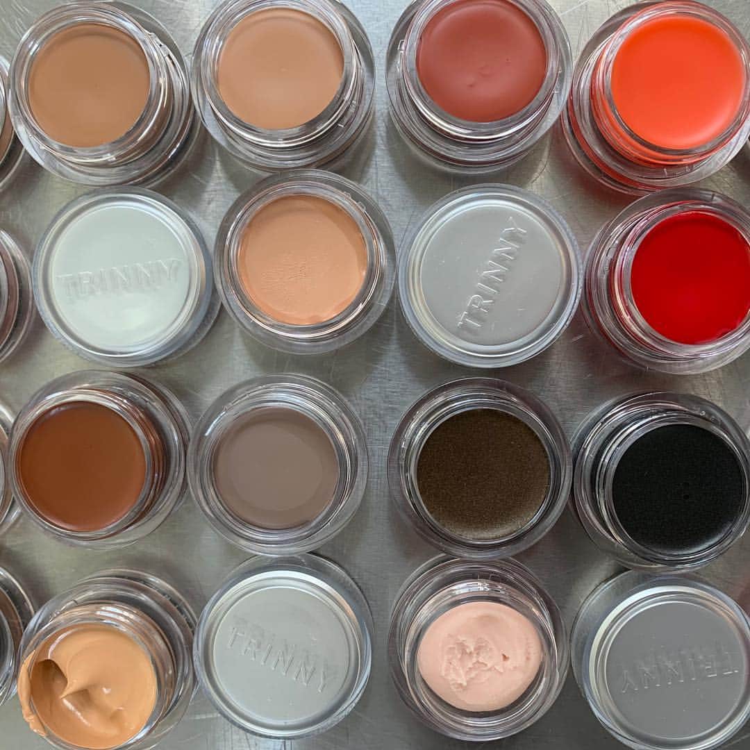 ボビー・ブラウンさんのインスタグラム写真 - (ボビー・ブラウンInstagram)「Been building,curating and playing with the kit I’m bringing to the @indiamakeupshow  so much fun and goodness at the tips  of my fingers. I will be doing a makeup prep story for all of you makeup artists on justbobbi.com and @bbportfolio Thanks to my Uber assistant @susanacanario who did most of the work. ❤️ @welovecoco @trinnylondon @trinnywoodall  @narsissist #moretocome @sigmabeauty #swipeleft」4月10日 10時00分 - justbobbidotcom