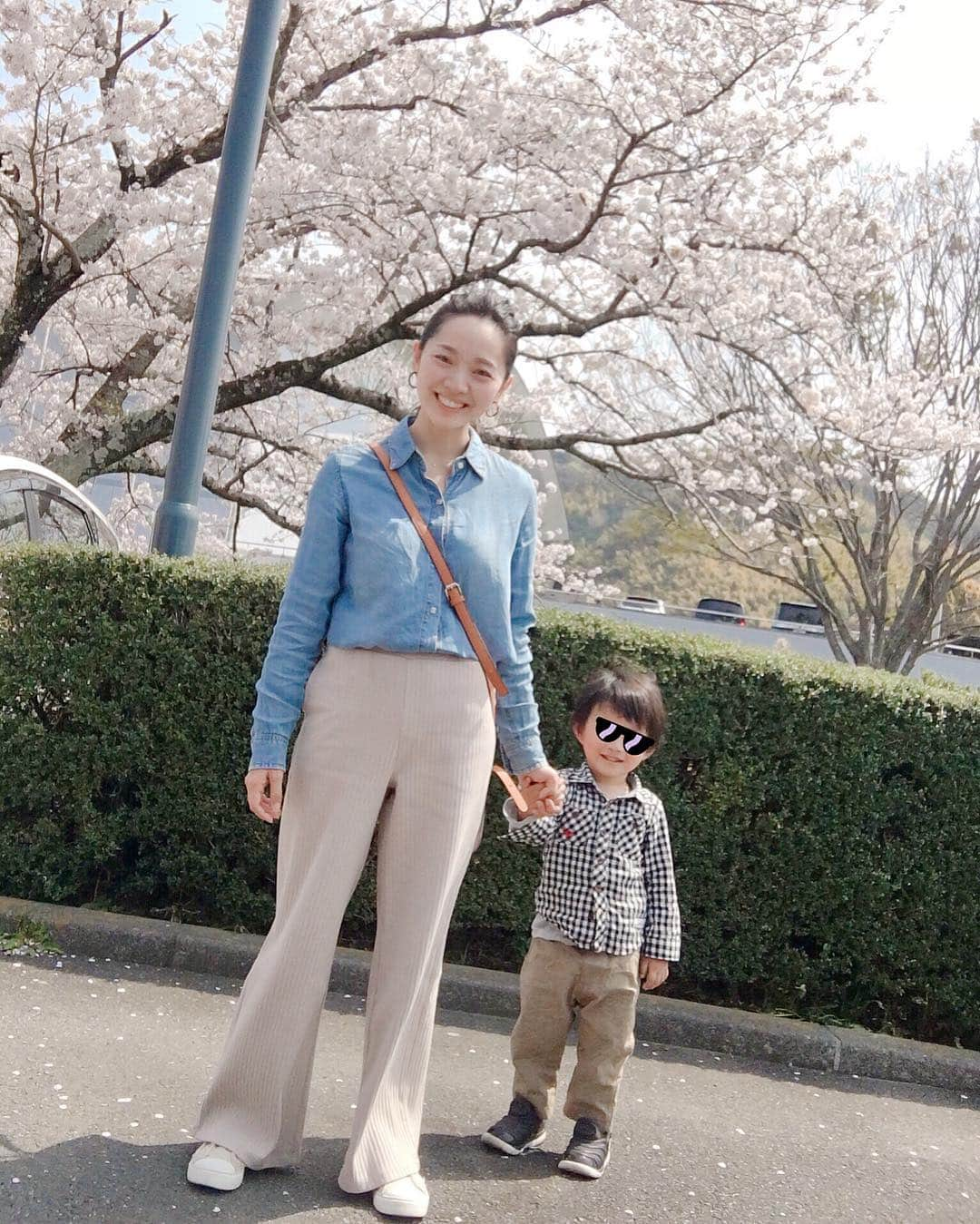 荒木麻里子さんのインスタグラム写真 - (荒木麻里子Instagram)「#桜散らしの雨 …☔️ . でも今年は沢山お花見出来て楽しかったな🌸 . . そして @uniqlo の#コットンリブワイドパンツ が履きやすすぎて、色違いも欲しくなる😎👖 . . . #ユニジョ #ユニクロきれいめ部  #ユニクロコーデ #ユニクロ購入品  #親子コーデ #ママコーデ  @uniqlo_ginza」4月10日 10時02分 - marilyn198612