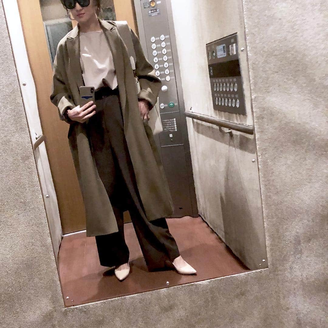 秋定麻紀子さんのインスタグラム写真 - (秋定麻紀子Instagram)「@blackbymoussy_official のトップスとっても使える。 コットンベースだけど、カジュアルに見えない上品さ。 けど、それをカジュアルにも着回せるのがこのブランドの素晴らしいところ。 他の色も買おうかな。 #blackbymoussy  #2019ss #トップス #シャツ  #156cm」4月10日 10時11分 - makiakisada