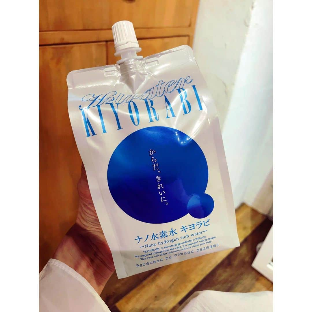 明希 さんのインスタグラム写真 - (明希 Instagram)「今日のアサイチはコーヒー、、、ではなく水素水！ 初めて飲んだけど美味しい\m/,(•。•) 今日はあいにくの雨だけど元気にいこうぜ\m/,(•。•) #kiyorabi #kiyorabi水素水」4月10日 10時11分 - sid.aki