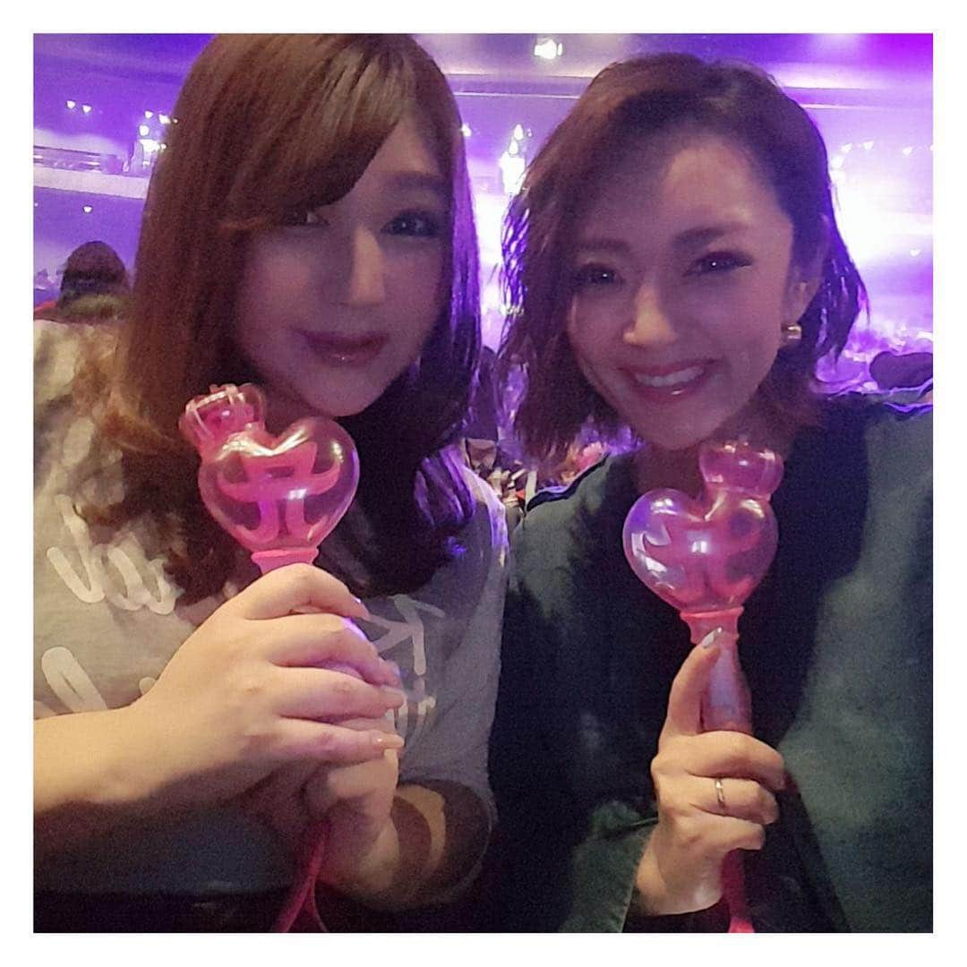 みかんさんのインスタグラム写真 - (みかんInstagram)「「ayumi hamasaki  21st  anniversary -POWER of  A^ 3-」にりんごちゃん🍎とうちの美しい隣人と友達のまみちゃんと♫♫♫ 席の隣には姫にゃんもご一緒で👸 2月のツアーの時よりAyu更に痩せてた〜✨ 沢山、刺激もらいました❤️ 周年ライブだったので懐かしい曲や好きな曲もいっぱいあって興奮したなー♫ 興フンフンwwwww #浜崎あゆみ #21周年 #りんごちゃん #白咲姫香 #美しい隣人みくちゃん #お友達のまみちゃん #さいたまスーパーアリーナ #いっくっよっ！ #そーいえば #よっちゃん見なかったな #見たかった」4月10日 10時13分 - mikan02241984