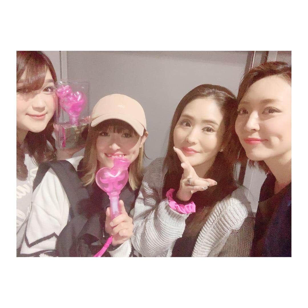 みかんさんのインスタグラム写真 - (みかんInstagram)「「ayumi hamasaki  21st  anniversary -POWER of  A^ 3-」にりんごちゃん🍎とうちの美しい隣人と友達のまみちゃんと♫♫♫ 席の隣には姫にゃんもご一緒で👸 2月のツアーの時よりAyu更に痩せてた〜✨ 沢山、刺激もらいました❤️ 周年ライブだったので懐かしい曲や好きな曲もいっぱいあって興奮したなー♫ 興フンフンwwwww #浜崎あゆみ #21周年 #りんごちゃん #白咲姫香 #美しい隣人みくちゃん #お友達のまみちゃん #さいたまスーパーアリーナ #いっくっよっ！ #そーいえば #よっちゃん見なかったな #見たかった」4月10日 10時13分 - mikan02241984