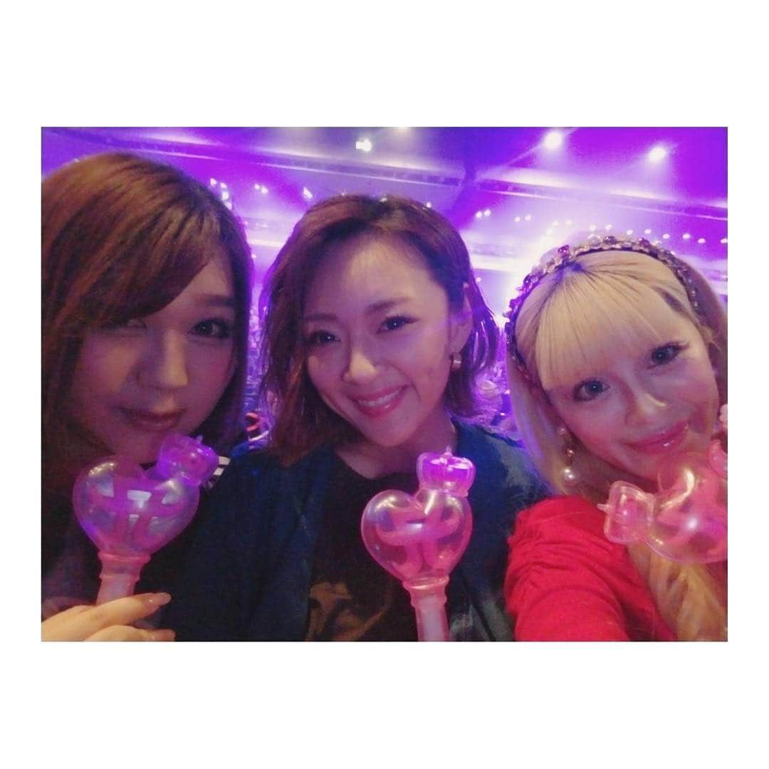 みかんさんのインスタグラム写真 - (みかんInstagram)「「ayumi hamasaki  21st  anniversary -POWER of  A^ 3-」にりんごちゃん🍎とうちの美しい隣人と友達のまみちゃんと♫♫♫ 席の隣には姫にゃんもご一緒で👸 2月のツアーの時よりAyu更に痩せてた〜✨ 沢山、刺激もらいました❤️ 周年ライブだったので懐かしい曲や好きな曲もいっぱいあって興奮したなー♫ 興フンフンwwwww #浜崎あゆみ #21周年 #りんごちゃん #白咲姫香 #美しい隣人みくちゃん #お友達のまみちゃん #さいたまスーパーアリーナ #いっくっよっ！ #そーいえば #よっちゃん見なかったな #見たかった」4月10日 10時13分 - mikan02241984