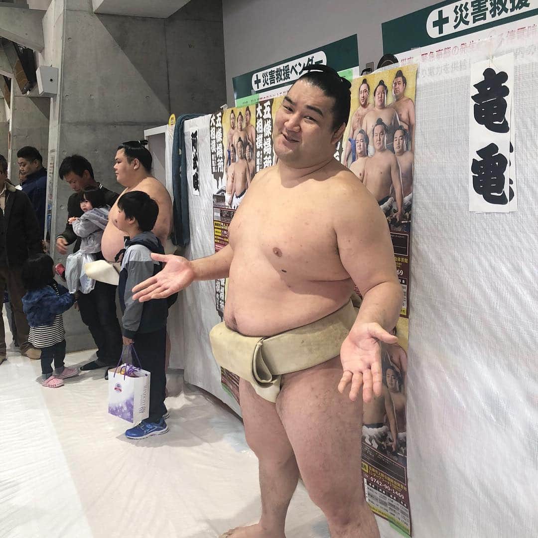 日本相撲協会さんのインスタグラム写真 - (日本相撲協会Instagram)「春巡業いろいろ🌸 各巡業会場では開場と同時に人気力士による握手会が行われています🤝  #春 #sumo #相撲 #握手」4月10日 10時13分 - sumokyokai