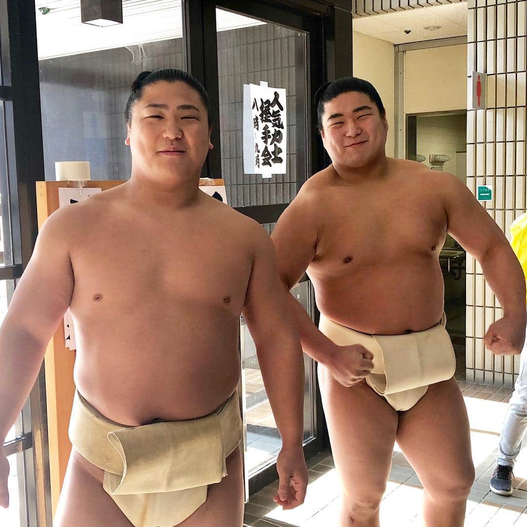 日本相撲協会さんのインスタグラム写真 - (日本相撲協会Instagram)「春巡業いろいろ🌸 各巡業会場では開場と同時に人気力士による握手会が行われています🤝  #春 #sumo #相撲 #握手」4月10日 10時13分 - sumokyokai