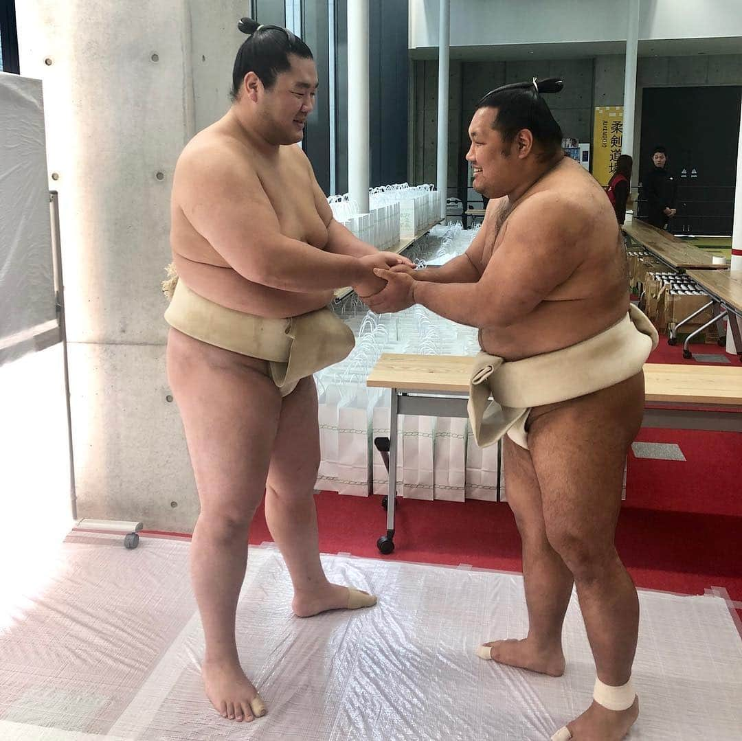 日本相撲協会さんのインスタグラム写真 - (日本相撲協会Instagram)「春巡業いろいろ🌸 各巡業会場では開場と同時に人気力士による握手会が行われています🤝  #春 #sumo #相撲 #握手」4月10日 10時13分 - sumokyokai