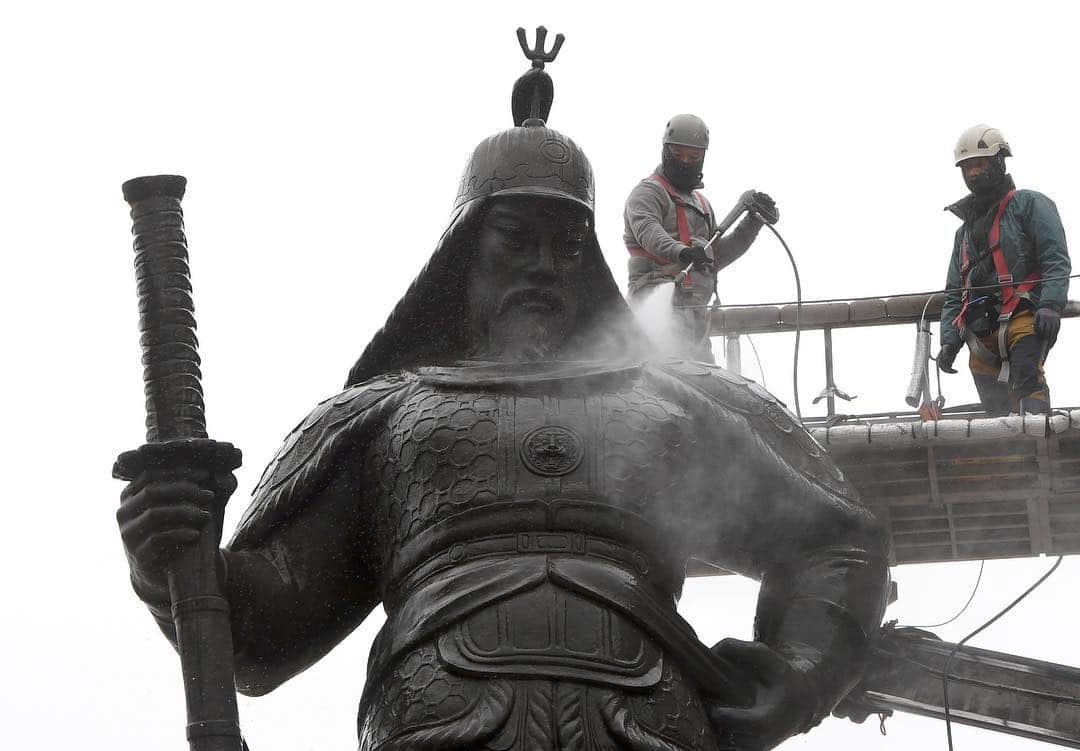 NBC Newsさんのインスタグラム写真 - (NBC NewsInstagram)「A South Korean worker cleans the bronze statue of Admiral Yi Sun-Shin, who won a major naval victory over Japan in the 16th century, during a street and park clean-up event for springtime at Gwanghwamun plaza in Seoul on Tuesday. . 📷 Jung Yeon-Je / @afpphoto」4月10日 10時18分 - nbcnews