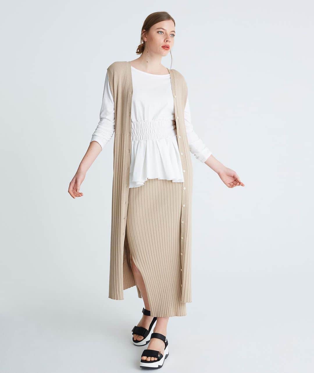 のインスタグラム：「. RANDOM RIB SLIT LONG SKIRT . . #リタジーンズトーキョー #ritajeanstokyo#tokyo#online#store#styling#coordinate#fashion#rib#knit#skirt#isetan#isetanshinjuku#tokyobrand#tokyofashion#madeinjapan#rita」