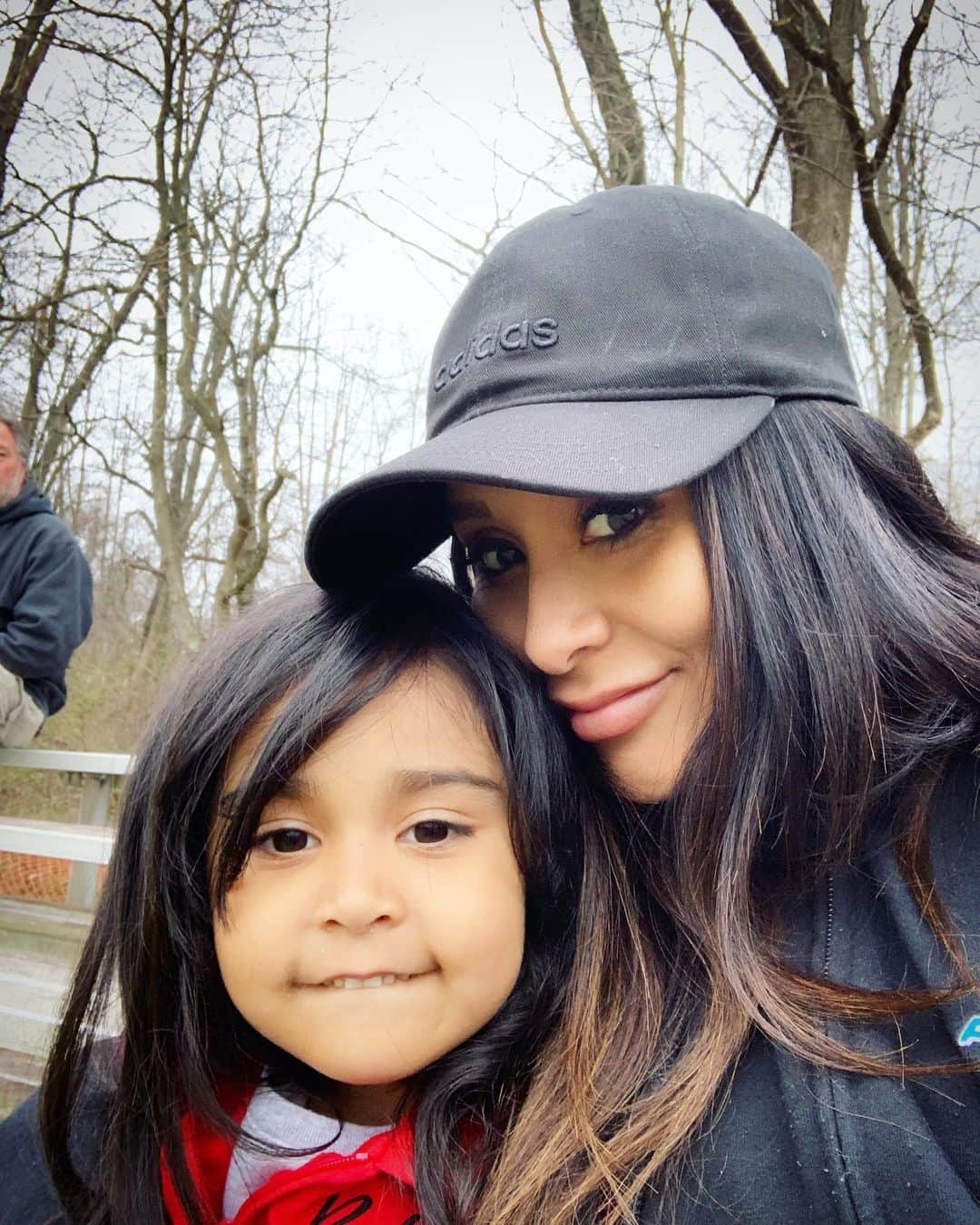 ニコール・ ポリッツィのインスタグラム：「Lorenzo’s cheerleaders at baseball practice 👊🏽 ⚾️ #Family #TeamLorenzo」