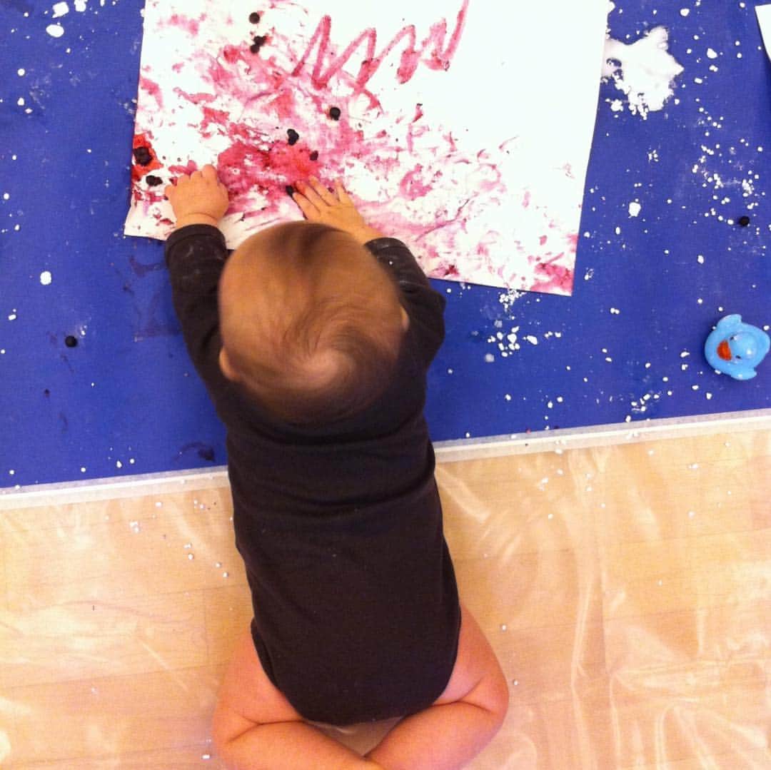 手紙社さんのインスタグラム写真 - (手紙社Instagram)「【『手紙社の「こどもの日」』 赤ちゃん向けワークショップ「カラーバス」・自由にお絵かきを楽しもう！ 】 「カラーバス」というワークショップをご存知ですか？　「色のお風呂」という意味で、フィンランドで生まれた赤ちゃん向けのお絵かきワークショップです。野菜やフルーツのピューレ、カカオの粉末など、食べられる絵の具を使い、手触りや色彩、香りなど、赤ちゃんの五感を刺激します。今回このワークショップを開催するのは、テキスタイルデザイナー・島塚絵里さん。ヘルシンキ在住で、テキスタイルを通じてフィンランドの暮らしや魅力を伝える活動をしています。当日は、島塚さんが紙の上に置いた絵の具を、赤ちゃんが触ったりこすったりして、色との触れ合いを楽しみます。日常生活では「なるべく汚さないように」と気を使うことも多い育児ですが、ベビーバスはまさに何でもあり！　赤ちゃんも、思うままに、体全部を使ってお絵かきを楽しむことができますよ。事前予約も受付中です。初めての方も、ぜひトライしてみてくださいね。 . ▶︎ご予約は「@kodomonohi2019」プロフィールのリンク→WORK SHOP「カラーバス　赤ちゃんのお絵かきワークショップ」へ -------------------------------------------- 【開催概要】 手紙社の「こどもの日」 開催日：2019年4月27日（土）/ 28日（日） 時間：10:00-17:00 会場：東京都立産業貿易センター 台東館 7F 展示室 （〒111-0033 東京都台東区花川戸2-6-5） アクセス：東京メトロ（銀座線）浅草駅から徒歩5分/都営浅草線（地下鉄）浅草駅から徒歩8分 入場料：500円　※ 1歳以下無料 -------------------------------------------- #手紙社 #手紙舎 #tegamisha #手紙社のこどもの日 #こどもの日 #こどものいる暮らし #えほん #おもちゃ #マーケット #ワークショップ #ワークショップイベント  #赤ちゃん #親子時間 #親子イベント #おやこイベント #親子ワークショップ #キッズ #キッズイベント #キッズスペース #キッズアート #イベント情報 #こどもとおでかけ  #こどもとつくる #こどもと暮らす #こどもとあそぶ #こどものおもちゃ #カラーバス #erishimatsuka #島塚絵里」4月10日 10時25分 - tegamisha