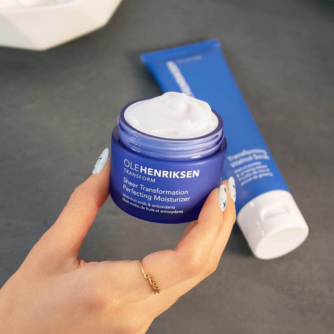 のインスタグラム：「#TransformationTuesday routine: 1️⃣ Smooth your skin with Transforming Walnut Scrub 2️⃣ Hydrate & even skin tone with Sheer Transformation Perfecting Moisturizer Have you tried this combo yet?」
