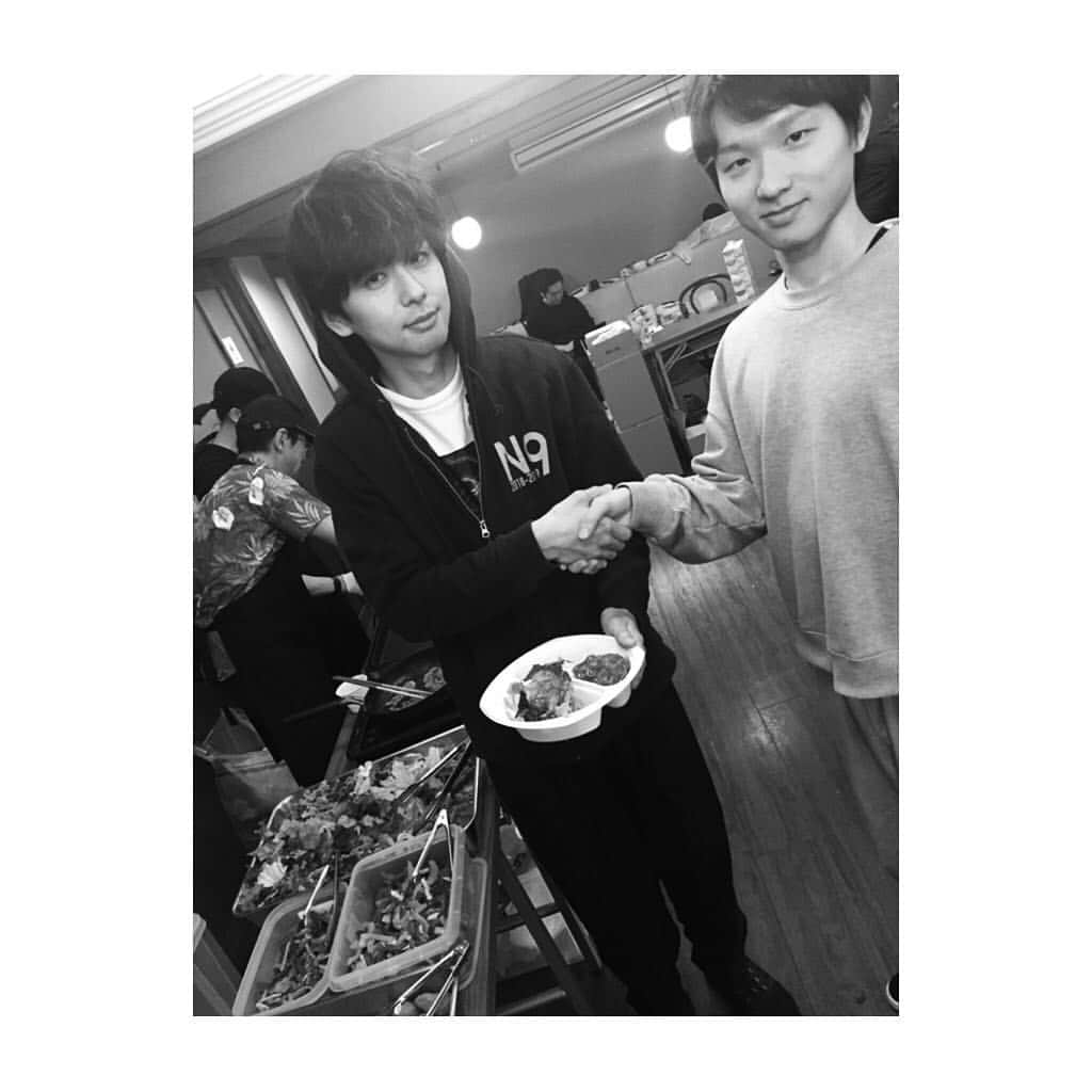 橋本淳のインスタグラム：「. 劇団た組 「在庫に限りはありますが」 4/10〜4/21＠ すみだパークスタジオ倉 . 【作・演出】 加藤拓也 【音楽】 谷川正憲 (UNCHAIN) 【出演】 橋本淳、徳永えり、豊田エリー、 森下亮、木本花音、鳥谷宏之、山木透、谷川昭一朗 . https://www.google.co.jp/amp/s/amp.amebaownd.com/posts/5124994 . . いよいよ、本日初日を迎えます。 やることはやったと心を鎮め、 まだまだ試すと心を滾らせる。 複雑なことは手放して、 シンプルに95分を楽しむ。 どんな世界になっているのか、 覗きに来てください。 . 変な演出家の作った、変な話です。 でも割と直球かも。 変な演出家との無の握手写真を添えて。 . . #劇団た組 #在庫にかぎりはありますが #加藤拓也 #橋本淳 #左手に弁当右手に演出家」