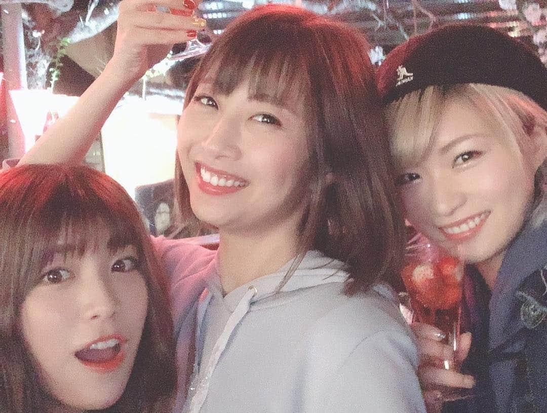 小林ひろみさんのインスタグラム写真 - (小林ひろみInstagram)「4月7日まなみん、ちゃんさえ、みおとお花見🌸  ご飯食べて、ノリで1000円ジャグラーチャレンジ🤣 4人中3人ペカらす引きの強さ🤣 爆笑過ぎた‼️ 次の日猛烈な2日酔い、、 まぁ楽し過ぎたからいいか🤣  #小林ひろみ #古川真奈美 #神崎紗衣  #恵比寿マスカッツ #シリタガールズ  #お花見 #女子会 #スロット #ジャグラー女子」4月10日 10時33分 - kobahiro0312