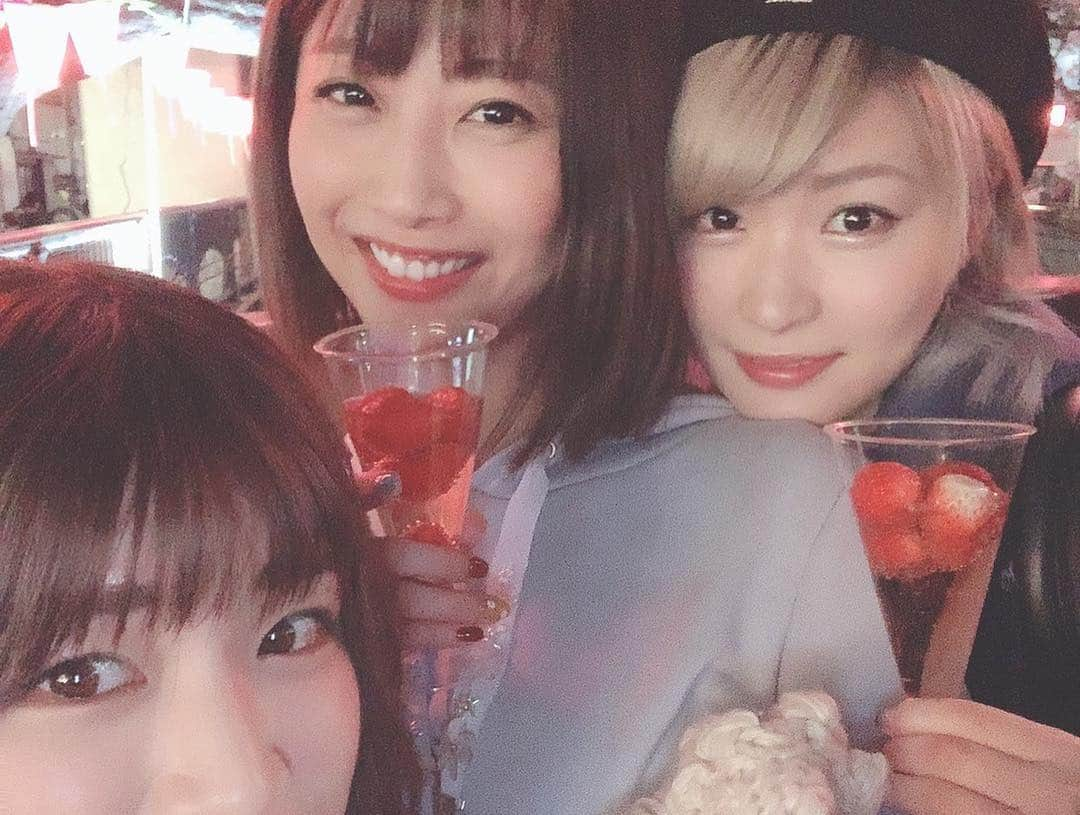 小林ひろみさんのインスタグラム写真 - (小林ひろみInstagram)「4月7日まなみん、ちゃんさえ、みおとお花見🌸  ご飯食べて、ノリで1000円ジャグラーチャレンジ🤣 4人中3人ペカらす引きの強さ🤣 爆笑過ぎた‼️ 次の日猛烈な2日酔い、、 まぁ楽し過ぎたからいいか🤣  #小林ひろみ #古川真奈美 #神崎紗衣  #恵比寿マスカッツ #シリタガールズ  #お花見 #女子会 #スロット #ジャグラー女子」4月10日 10時33分 - kobahiro0312