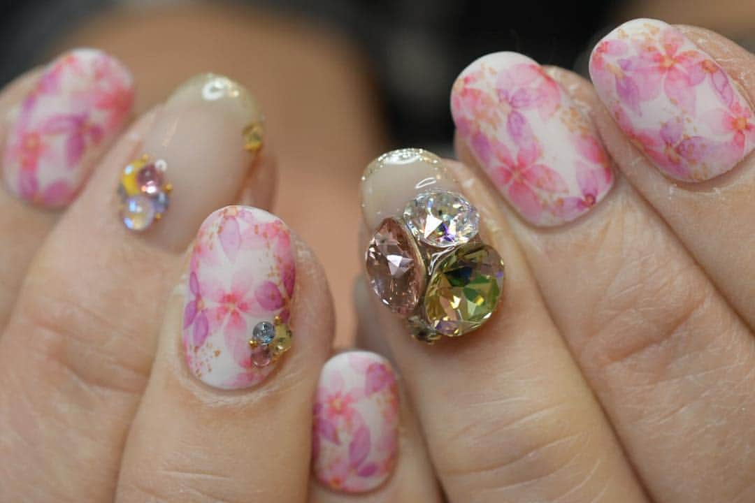 Yuka Maeda ::manicurelistさんのインスタグラム写真 - (Yuka Maeda ::manicurelistInstagram)「. . 大阪市北区 梅田.中崎町.駅から徒歩7分🚶‍♀️ CADENAS nail eyelash  マツエクアカウント @cadenaseyelash LINE:@ cadenas 🆔検索🙋‍♀️ tel:06-4792-8617. cadenas.nail@gmail.com. . #ネイル #ジェルアート #手元くら部 #梅田ネイル #instanails #大人ネイル #個性派ネイル #クリアネイル #ジェルネイル #nail #네일 #ニュアンスネイル #instanail #nailstagram #春ネイル  #ネイルデザイン #젤네일 #美甲 #osaka  #ジェルデザイン #cadenas #指甲 #spring #Insatnails #fashion #シアーネイル #うる艶ネイル #トレンドネイル  #お洒落ネイル #桜ネイル」4月10日 10時36分 - yuka.maeda
