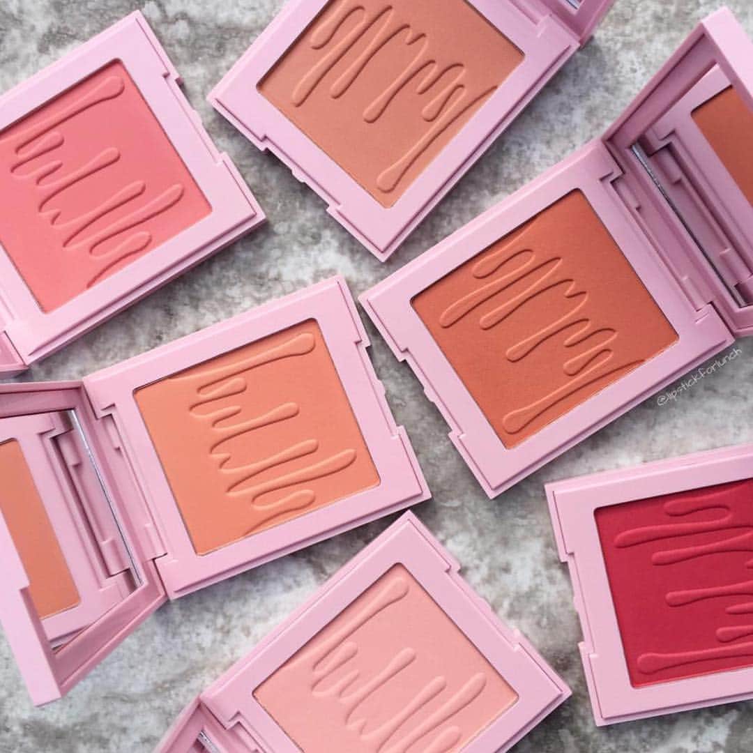 Kylie Cosmeticsさんのインスタグラム写真 - (Kylie CosmeticsInstagram)「why have one blush when you can have them all?! Blushes are back FRIDAY! 3pm pst on KylieCosmetics.com 😊 thanks for the pic @lipstickforlunch」4月10日 10時36分 - kyliecosmetics