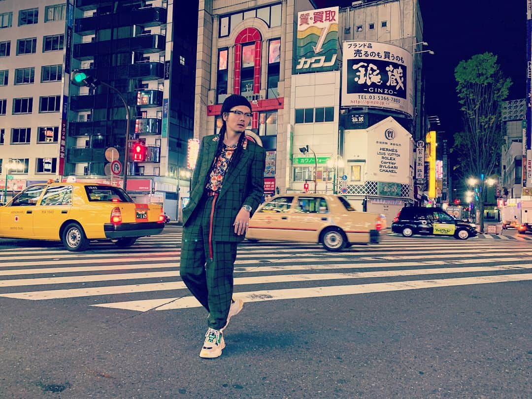 庄村聡泰のインスタグラム：「#ootd #versace  #versacevintage  #primalcode #bedjwford  #balenciagatriples  #chromehearts」