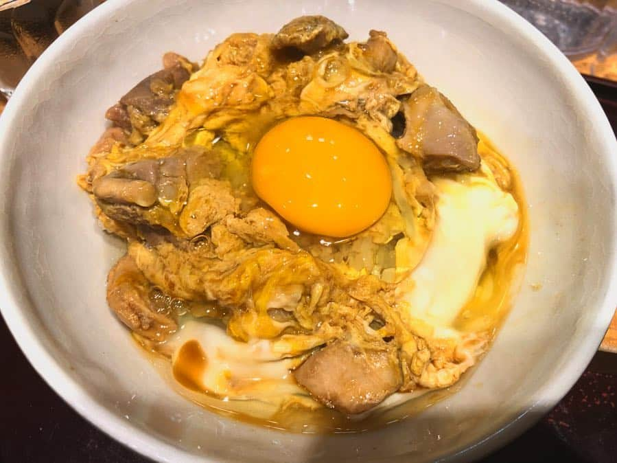 内山命のインスタグラム：「親子丼大好きなんやけど、ここの親子丼は美味しすぎた！  各席の籠に卵がいっぱい積まれてて感動した🥺✨ 今度は卵かけご飯も食べたい。  #うちのたまご #親子丼 #羽田空港」