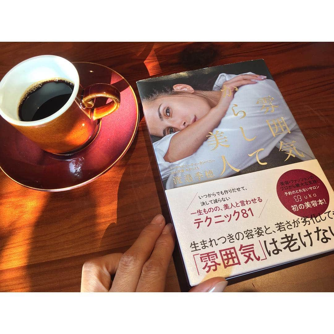 MICHIRUさんのインスタグラム写真 - (MICHIRUInstagram)「"雰囲気からして美人" 公私ともに仲良しの季穂さんの書籍。 美容に悩める子羊にぜひ読んでもらいたい❗️ . kihoさんが日々サロンにそして撮影でに一緒になる方はたくさんの知識とテクニックを持っている人ばかりだから。 この本にはそんな日常での美のヒントがたくさん書かれていています！ かつ専門的な知識まで。 . 私がハンドケアに興味を持ち始めたのは中指の爪に縦にスジが入り始めたことから💅 日頃常に手を使っていると知らず知らず負担がかかるようでこうなるとプロの手を借りなければならずそこから開眼したネイルケア、ハンドケアの重要性。 私の場合ネイルアートじゃなくて 塗るのはukaのベースコートのみ。 シンプルできちんとお手入れされているのが好きなのです。  そして末端のケアこそ実はすごく重要。末端とは手元しかり、眉、毛先。 そういう部分がいつも綺麗な人ってまさしくいい雰囲気を持っている人だなと。 日頃からのセルフケアってとても重要。しかもそれがメイク、ファッションと仕事で培ったたくさんの人のアドバスを元に書かれている所も読んでいてなるほどなるほど〜と改めて感心することばかり。 僭越ながら私も眉についてもコメントを少し。 眉はメイクの中でも一番難しく個性が出てくるとても重要なパーツ。語りだしたらすごい時間がかかってしまいます。。。 この書籍は目次だけでも気になるテーマがたくさん。 文中に書いてあった言葉で　〜素敵になるということは”人と世の中を照らすこと”　 ひとりよがりな綺麗ではなくエネルギーとして綺麗をシェアして出会う人、世の中に対して程よい空気感、存在感が出せる女性。 共感できる素敵な言葉です😍 雰囲気の魔法にこの本をよんでかかってしまうような元気がもらえる一冊です。 Kihoさんいつもありがとう〜。 with big love  #雰囲気からして美人　#渡邊季穂　 #uka #雰囲気は老けない #一生ものの美人 #テクニック81 #ネイル #ハンドケア」4月10日 10時42分 - barbiemichiru