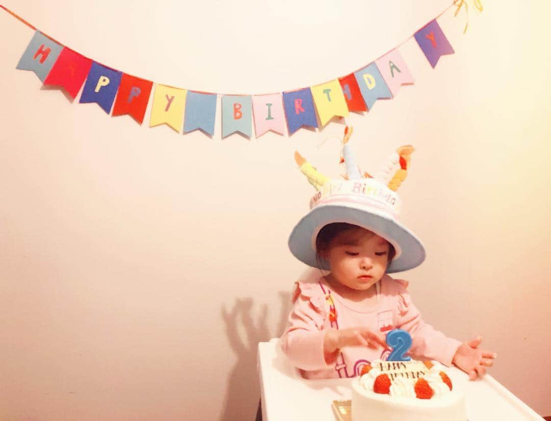 市井紗耶香さんのインスタグラム写真 - (市井紗耶香Instagram)「❤️🎂HAPPY BIRTHDAY🎂❤️ 娘、2歳の誕生日を迎えました。 おめでとう♡  これからも彼女の成長が 楽しみです。  #happybirthday  #birthdaygirl  #familytime #iloveyou  #おめでとう  子どもたちの誕生日は3ヶ月連続で 続く😂」4月10日 10時44分 - sayakaichii