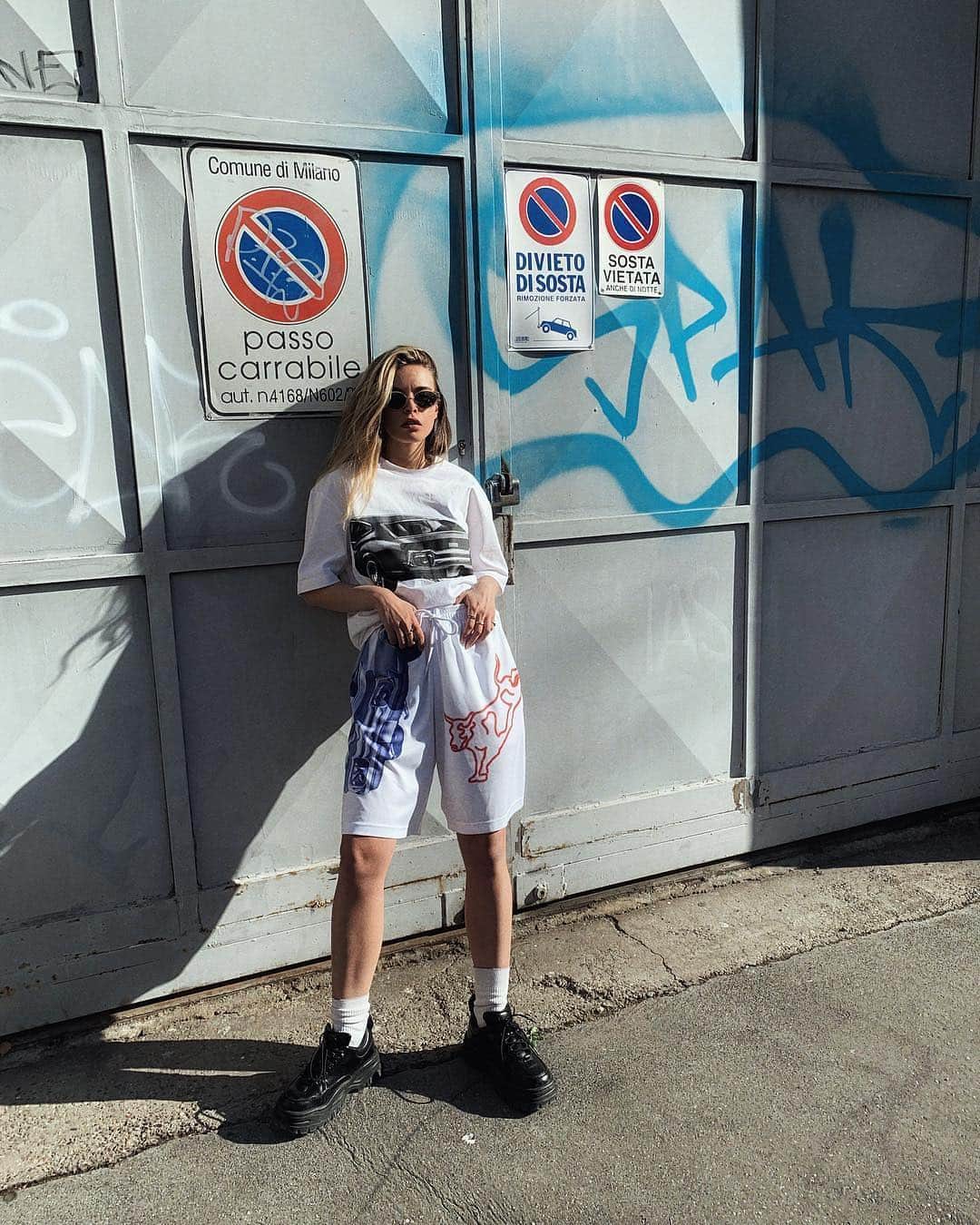 Calvin Kleinさんのインスタグラム写真 - (Calvin KleinInstagram)「Playing it cool in #CKEST1978 😎 @francesca_colucci styles our car graphic crewneck t-shirt paired with the graphic drawstring shorts. ⠀⠀⠀⠀⠀⠀⠀⠀⠀⠀⠀⠀⠀⠀⠀⠀⠀⠀⠀⠀⠀⠀⠀⠀⠀ Shop ⏫」4月10日 10時45分 - calvinklein