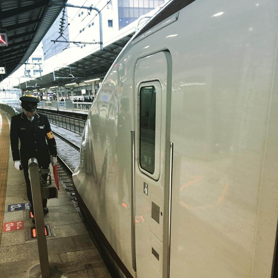 のインスタグラム：「Good morning! #おはようございます #北陸新幹線 #出発 #旅するピアニスト #ピアニスト #金子三勇士 #東京駅 #Shinkansen #Hokurikushinkansen #goodmorning #TokyoStation #Travel #Pianist #MiyujiKaneko #ontour」