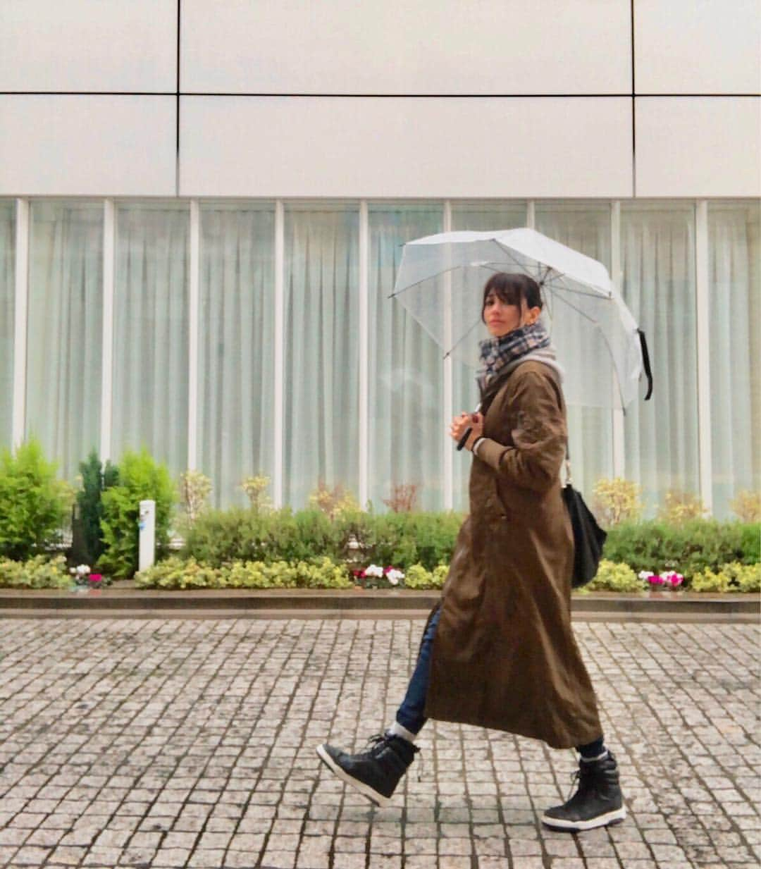 RINAさんのインスタグラム写真 - (RINAInstagram)「元気な花たち🌸の前を冬服で歩く🚶‍♀️ 2019.4.10」4月10日 10時58分 - rina_karina0417