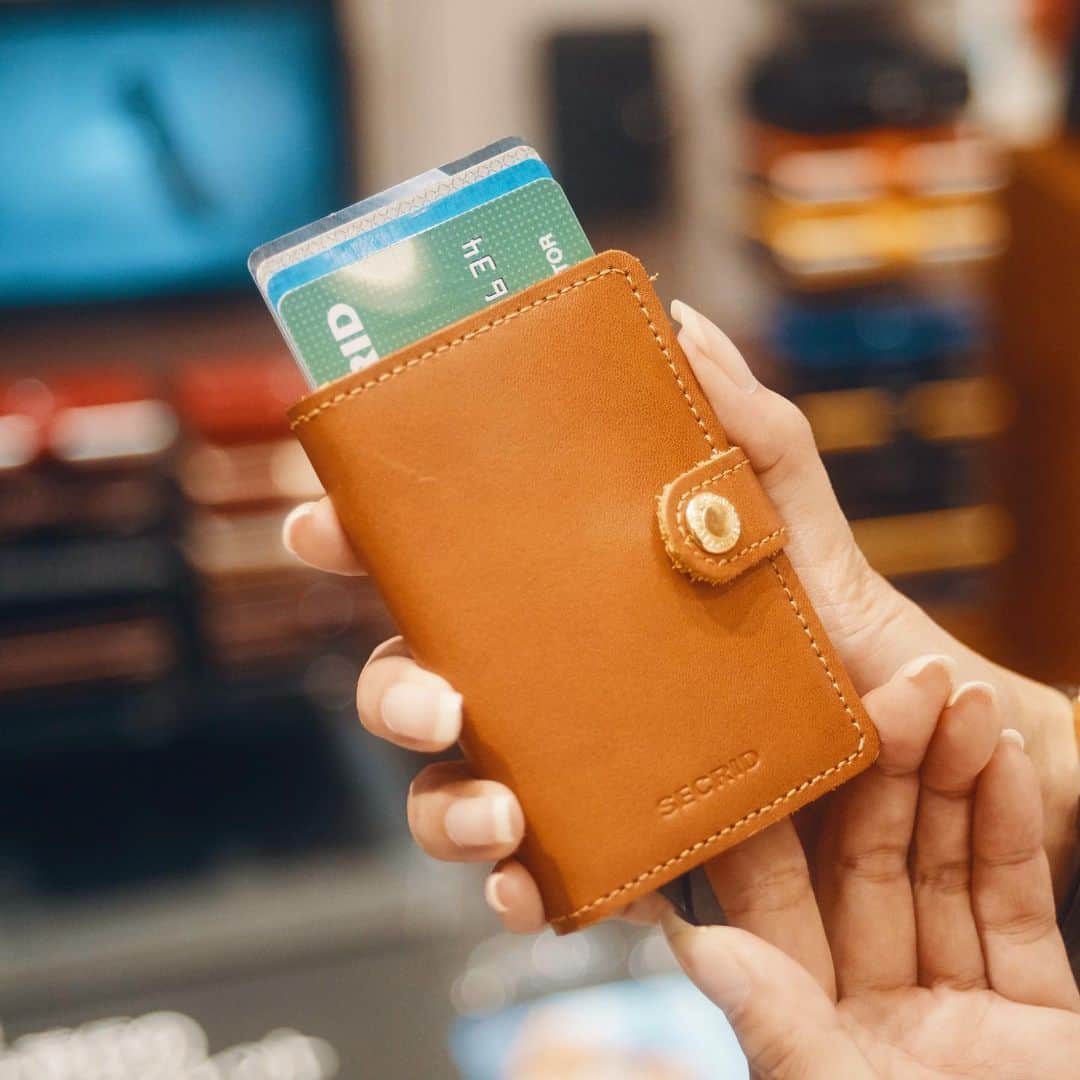 PARCO_ya上野さんのインスタグラム写真 - (PARCO_ya上野Instagram)「オランダ発のカードケースブランド「SECRID」新世代のミニマムな財布をご紹介します。﻿ ﻿ 手のひらに収まるほどの小さなサイズに必要な機能を詰め込んだオランダ製のレザーウォレット。レバーを動かすと中のカードが段違いに出てくる特許機構が内蔵されており、目的のカードを素早く取り出せます。日常の荷物を減らしたい方や、カードで決済することが多い方はもちろんのこと、結婚式などのパーティやレジャー、イベント、近所へのお買い物などにも便利です。﻿ ﻿ 4フックのキーホルダーにレザーの靴ベラを合わせたシンプルかつ実用的アイテム「シューホーンキーホルダー」 持ち歩く習慣がないだろう靴ベラをサッと取り出し、靴を履く際の振舞いを美しくする、真にスタイリッシュな革小物です。﻿ ﻿ ■パンダを探そう🐼﻿﻿ どこかにパンダが隠れています。﻿ 見つけたらコメントしてみてくださいね！﻿ ﻿﻿ <shop information>﻿﻿ 文具﻿ 1F : Smith（スミス）﻿ TEL : 03-5826-8332﻿﻿ ﻿ @delfonics_official﻿﻿ #PARCO_ya #parcoya #パルコヤ #パルコヤ上野 #上野 #ueno #delfonics #デルフォニックス #smith #スミス #文房具 #ロルバーン #secrid #レザーウォレット #カードケース #カードホルダー #hergopoch #エルゴポック #キーホルダー #靴ベラ #実用的 #新生活 #パンダ #シャンシャン」4月10日 10時59分 - parco_ya_ueno