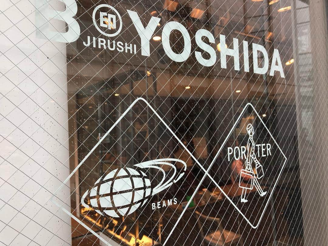のインスタグラム：「おはようございます。 只今の代官山地区の天候は雨。 本日の最高気温は、7℃の予報です。 4月に入ったのにも関わらず、真冬並みの気温と雨で寒い1日となりそうです。外出時はダウンジャケットやコートなど、暖かい服装でお過ごし下さい。 また、店頭には2019年春夏新作アイテムが続々と入荷中。比較的今日は落ち着いておりますので、是非ごゆっくりと新作アイテムをお試しください。 では、本日も皆様のご来店をお待ちしております。  #B印ヨシダ  #bjirushiyoshida #代官山 #daikanyama」