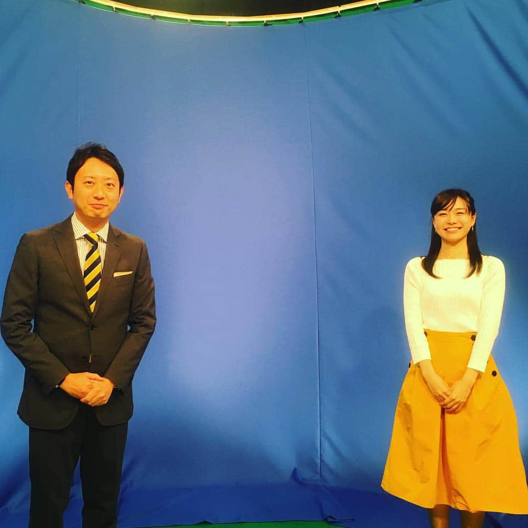 倉橋友和さんのインスタグラム写真 - (倉橋友和Instagram)「今日の#お昼のニュース #天気予報 も#気象予報士 #冨永幸 さんと一緒にお伝えします☔️ 肉眼ではブルーの壁ですが、カメラを通すと、あら不思議🏙 #クロマキー #メーテレ #アナウンサー #倉橋友和」4月10日 11時11分 - nbn_kurahashi