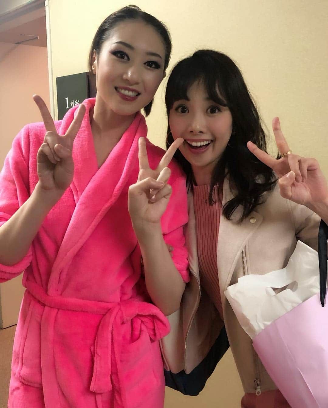 妃海風さんのインスタグラム写真 - (妃海風Instagram)「明治座「ふたり阿国」 . みちこさんのお歌がたっくさん聞けて心が満たされ浄化され😭✨✨✨ 出演者の方々がとにかく踊る、歌う、戦う！でパワーがすごい！！ですし。 桜一花さんの心あるお芝居に、やっぱり大好きだなぁーと心動かされ。 鳳翔さんのかっこよさにきゅんきゅんし。。 . 楽しすぎましたっ！！！😆✨✨✨ パワフルな舞台っていいですよね、観てて沢山元気をもらっちゃいます😆💖 . 十碧れいやさんと空乃みゆさんと観に行ったのですが、このメンバーはずっと明るく笑っている方々ばかりなので、より楽しすぎましたっ😆😆😆 明治座のお土産やさんって楽しいんですね笑笑 めちゃくちゃ堪能しました❤️ . パワーのたくさんいる公演。。 １５日まで明治座にて公演されているそうですっ！ 大変だぁーーー😭✨ ぜひ観にいってみてくださいっ😍 . #ふたり阿国 #みちこさん #北翔海莉 さん #桜一花 さん #鳳翔大 さん #明治座」4月10日 11時12分 - fuhinami_official