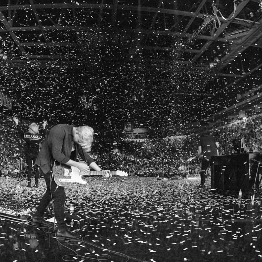ユナイテッドのインスタグラム：「We're so pumped to be back on the road and see all of you in the USA very soon! Got a memory from a UNITED night? Drop it in the comments.」
