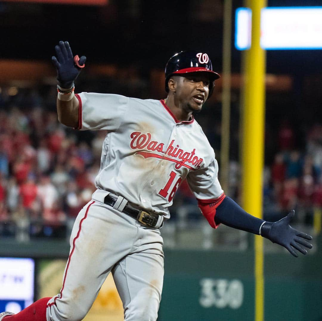 ワシントン・ナショナルズさんのインスタグラム写真 - (ワシントン・ナショナルズInstagram)「9th inning. 2 outs. FLYING V. 🦅」4月10日 11時31分 - nationals