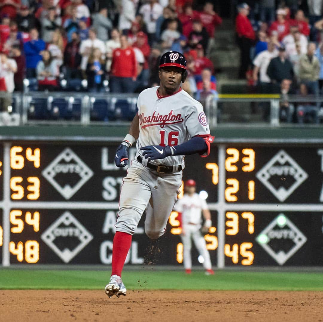 ワシントン・ナショナルズさんのインスタグラム写真 - (ワシントン・ナショナルズInstagram)「9th inning. 2 outs. FLYING V. 🦅」4月10日 11時31分 - nationals