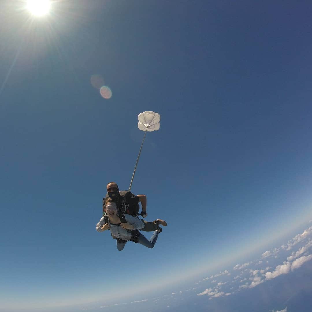 堀田奈津水さんのインスタグラム写真 - (堀田奈津水Instagram)「スカイダイビング😎inハワイ  ずっとやってみたかったから飛べて嬉しかった〜🤩ドキドキする間もなくインストラクターさんが飛び降りるので、怖さは感じなかったです😎  ナイスビューでした🌈  #スカイダイブハワイ」4月10日 11時24分 - natsumi_kan1022