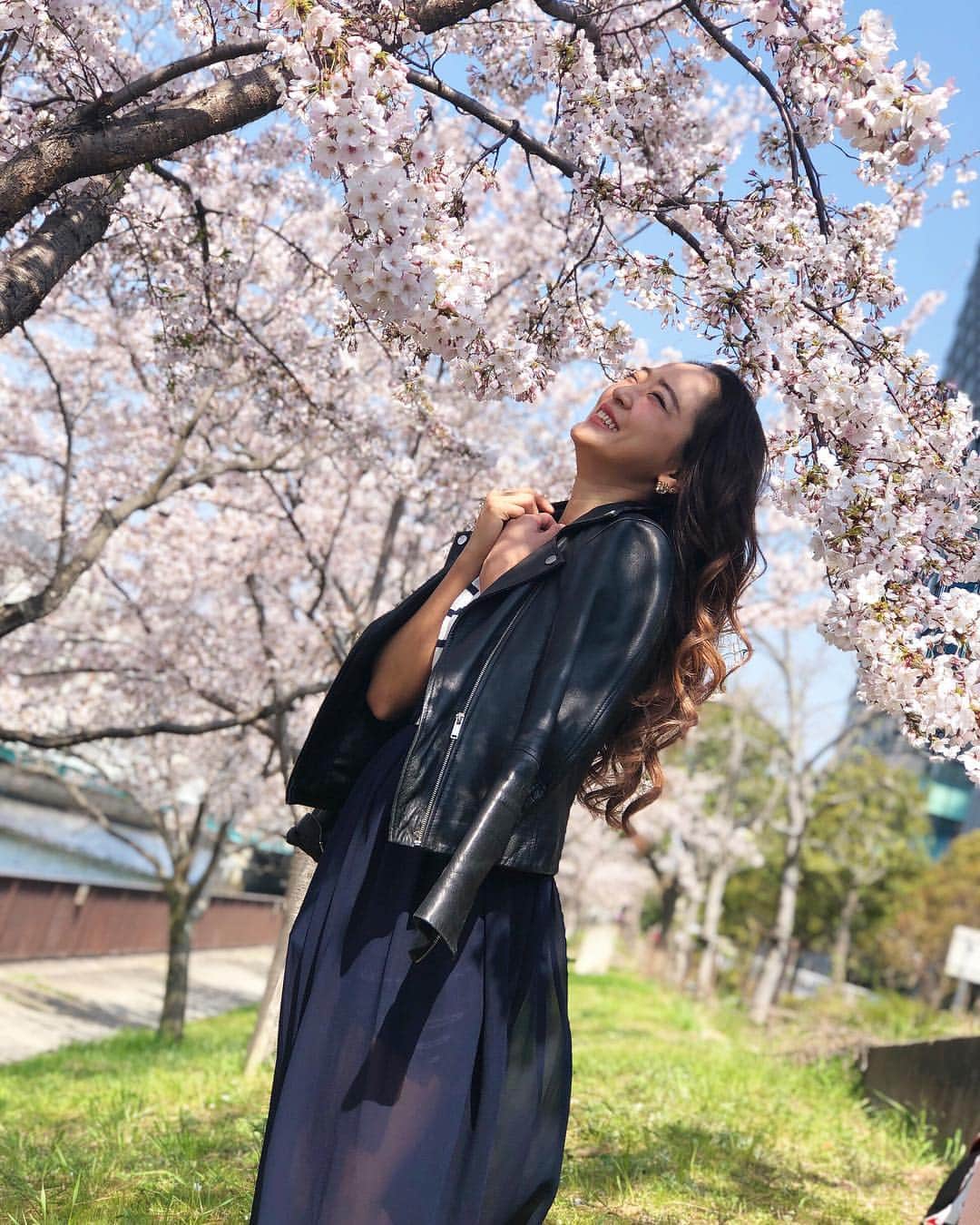 のインスタグラム：「ootd🌸💓 ずっと温かかったのに 急にめっちゃ寒い😟☔ #cherryblossom #桜 #sakura #fashion」