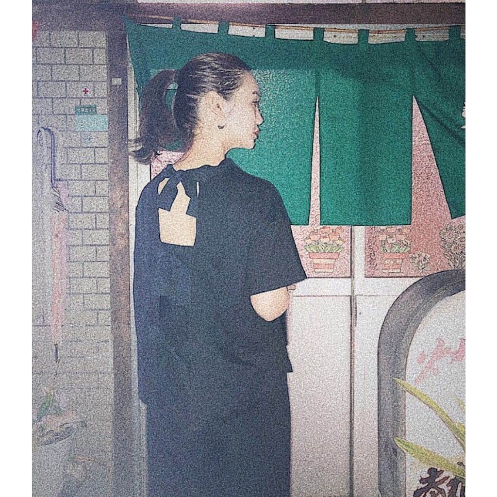 のインスタグラム：「・ 昨日着てたトップス 後ろが 👀🖤🖤 美味しーい焼肉屋さんの前で 😂！ インナーは ユニクロのブラトップ 😇」
